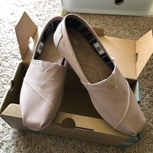 NWT TOMS LIGHT GREY CLASSIC